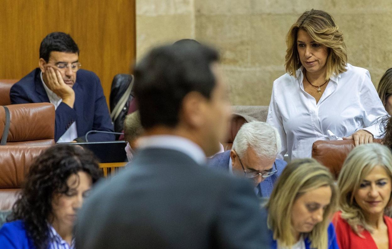 Susana Díaz y Juanma Moreno, ayer en el debate del Parlamento andaluz. 