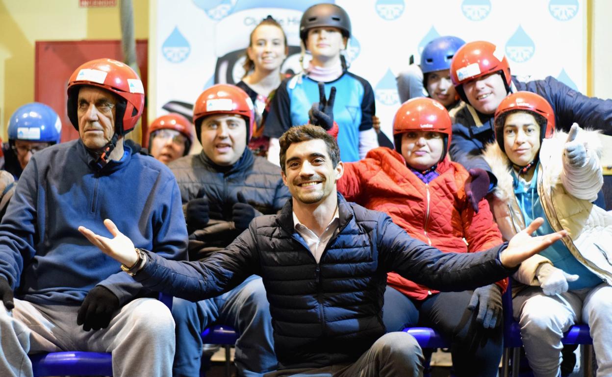 Fernández, con algunos de los participantes del acto de Benalmádena.