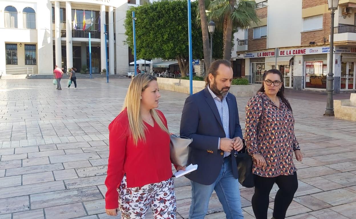 Elena Aguilar y Juan Cassá, en la plaza del Ayuntamiento rinconero.