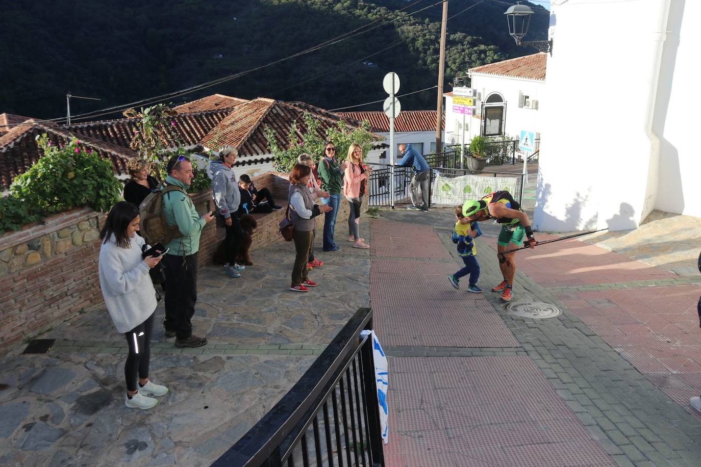 Las pruebas de las 100 millas y la categoría Ultra de la Gran Vuelta congregan a cientos de deportistas de pueblo en pueblo este sábado