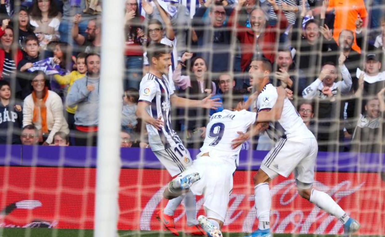 El delantero del Valladolid Sergio Guardiola celebra con Enes Ünal y Toni Villa tras marcar ante el Eibar