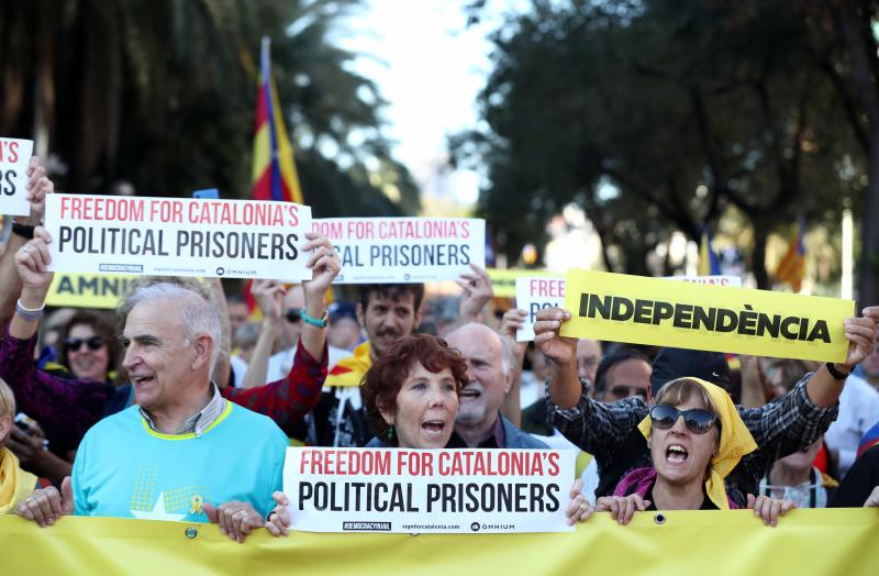 Miles de personas se concentran en Barcelona para protestar por la sentencia del 'procés'.