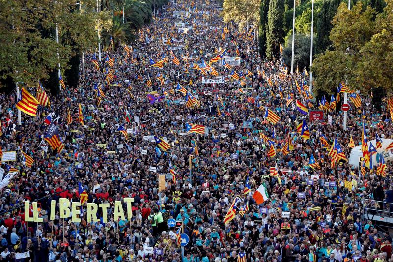 Miles de personas se concentran en Barcelona para protestar por la sentencia del 'procés'.