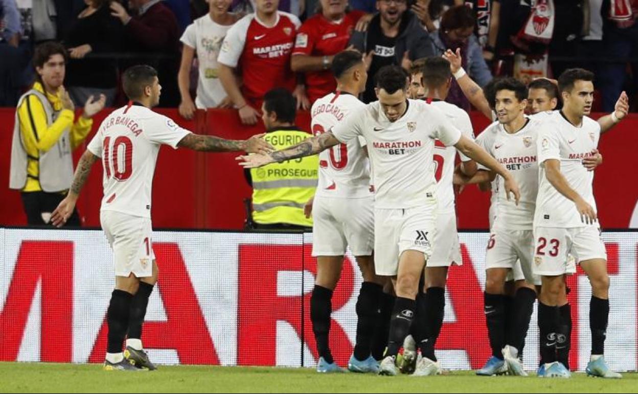 Los jugadores del Sevilla celebran el gol de Javier 'Chicharito' 