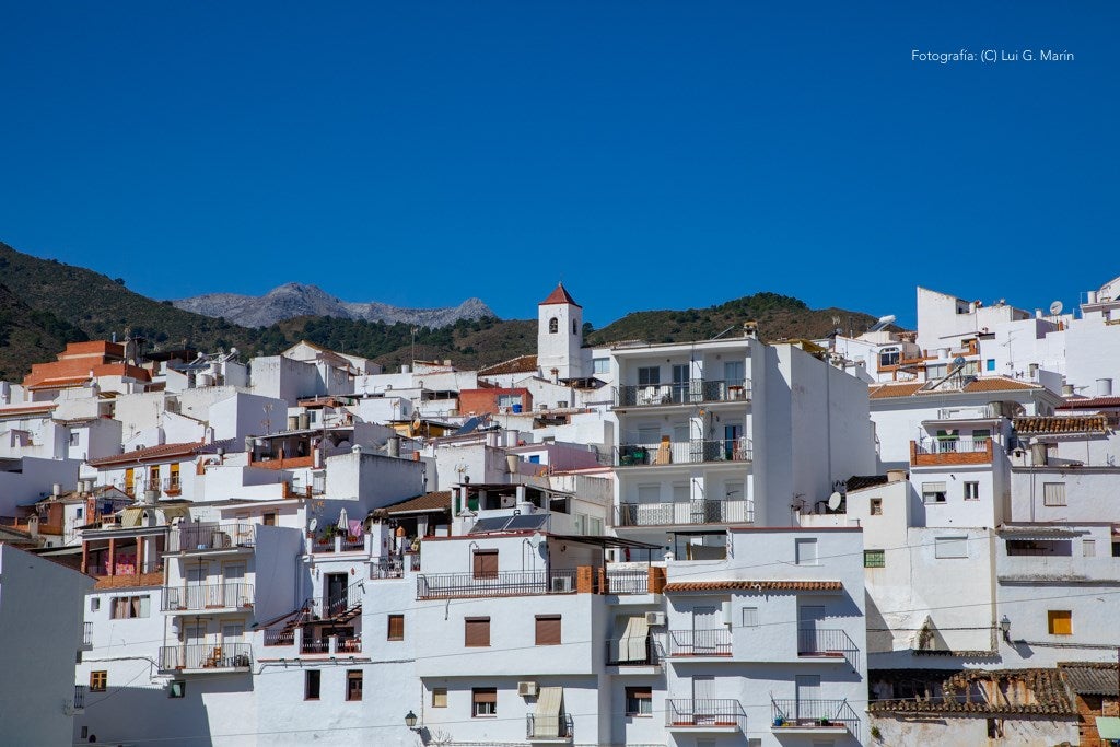 «Por si fuera poco las casas encaladas, las calles adornadas de flores, y la naturaleza radiante en plena Sierra de las Nieves, Tolox tiene un añadido más a su encanto. Desde hace tres años, se encuentran en sus calles las muestras de arte que dejan los artistas en los encuentros Art-Tolox. Nos damos una vuelta por las calles del pueblo, a encontrarnos con ese museo al aire libre, y más tarde paseamos por su entorno, para encontrarnos con ese arte natural»