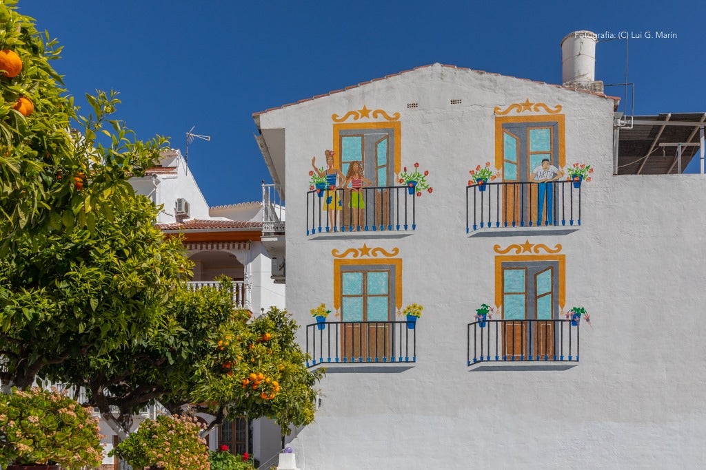 «Por si fuera poco las casas encaladas, las calles adornadas de flores, y la naturaleza radiante en plena Sierra de las Nieves, Tolox tiene un añadido más a su encanto. Desde hace tres años, se encuentran en sus calles las muestras de arte que dejan los artistas en los encuentros Art-Tolox. Nos damos una vuelta por las calles del pueblo, a encontrarnos con ese museo al aire libre, y más tarde paseamos por su entorno, para encontrarnos con ese arte natural»