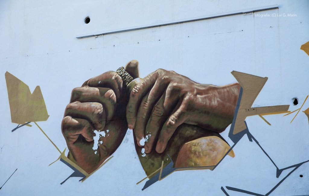 «Por si fuera poco las casas encaladas, las calles adornadas de flores, y la naturaleza radiante en plena Sierra de las Nieves, Tolox tiene un añadido más a su encanto. Desde hace tres años, se encuentran en sus calles las muestras de arte que dejan los artistas en los encuentros Art-Tolox. Nos damos una vuelta por las calles del pueblo, a encontrarnos con ese museo al aire libre, y más tarde paseamos por su entorno, para encontrarnos con ese arte natural»