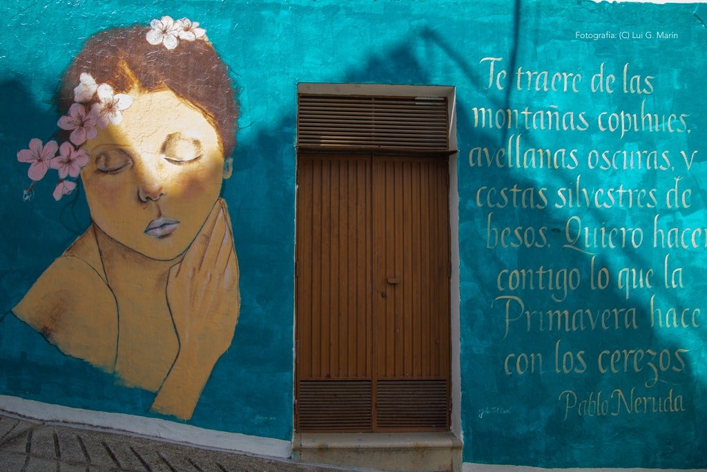 «Por si fuera poco las casas encaladas, las calles adornadas de flores, y la naturaleza radiante en plena Sierra de las Nieves, Tolox tiene un añadido más a su encanto. Desde hace tres años, se encuentran en sus calles las muestras de arte que dejan los artistas en los encuentros Art-Tolox. Nos damos una vuelta por las calles del pueblo, a encontrarnos con ese museo al aire libre, y más tarde paseamos por su entorno, para encontrarnos con ese arte natural»
