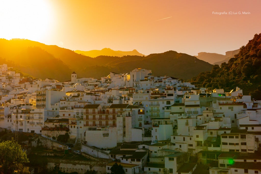 «Por si fuera poco las casas encaladas, las calles adornadas de flores, y la naturaleza radiante en plena Sierra de las Nieves, Tolox tiene un añadido más a su encanto. Desde hace tres años, se encuentran en sus calles las muestras de arte que dejan los artistas en los encuentros Art-Tolox. Nos damos una vuelta por las calles del pueblo, a encontrarnos con ese museo al aire libre, y más tarde paseamos por su entorno, para encontrarnos con ese arte natural»
