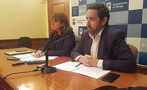 El gerente de Promálaga, con la edil María Rosa Sánchez, durante su comparecencia 