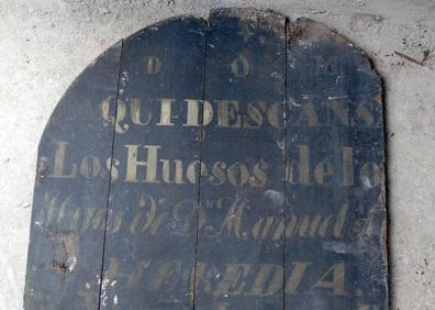 Imagen secundaria 1 - Estatua de Manuel Agustín Heredia. Lápida de la tumba de los hijos de Manuel A. Heredia en la iglesia de San Agustín. Retrato de M.A. Herdia