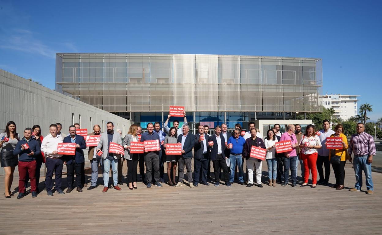 Alcaldes y diputados provinciales del PSOE, esta mañana frente a la Diputación.