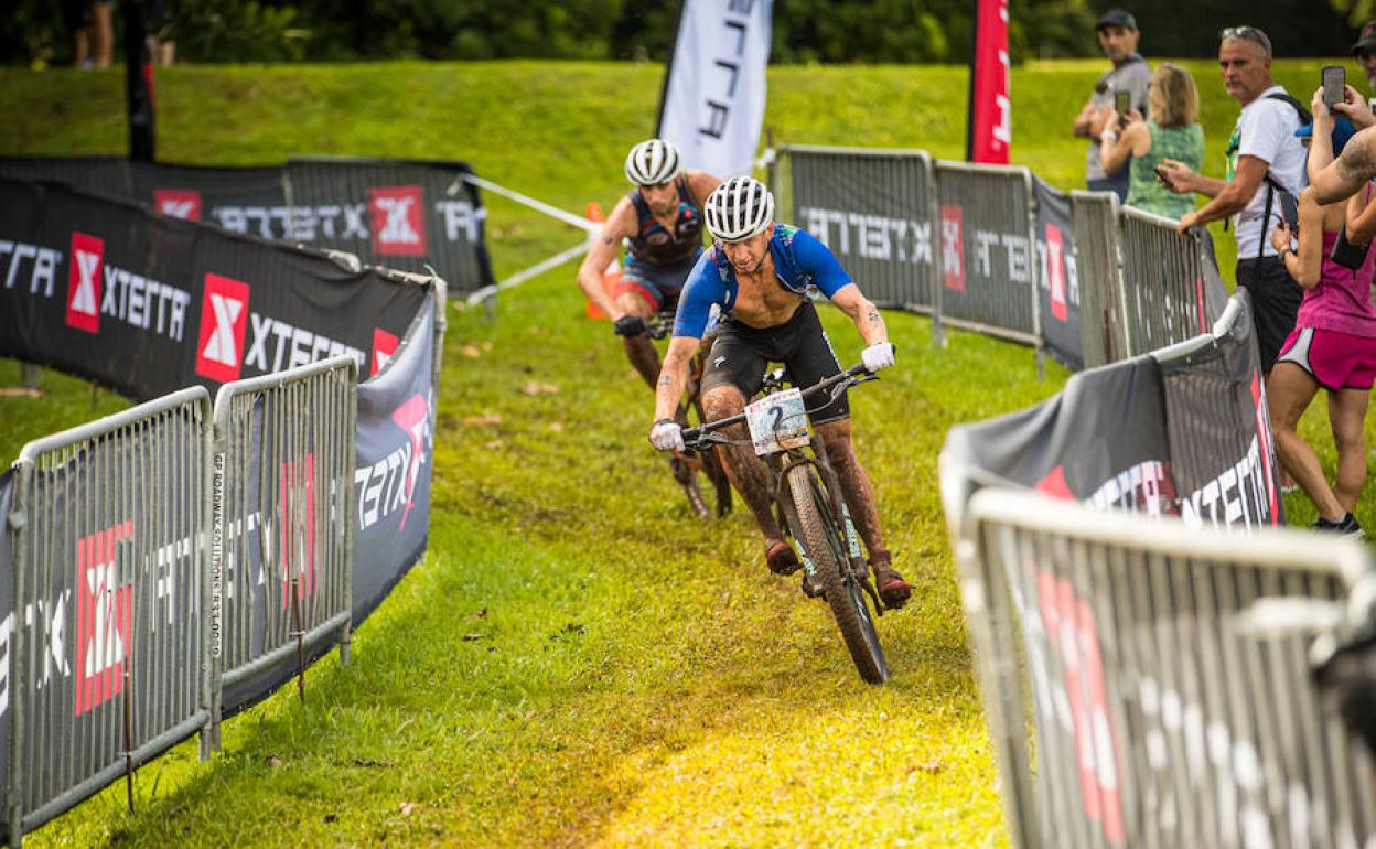 El triatleta malagueño, detrás del sudafricano Bradley Weiss, en el tramo en bicicleta de montaña. 