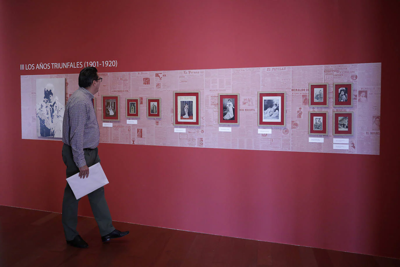 La muestra incluye fotografías, mapas, manuscritos y publicaciones en prensa 