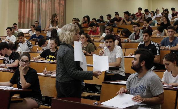 Estudiantes durante el examen de selectividad de este pasado junio. 