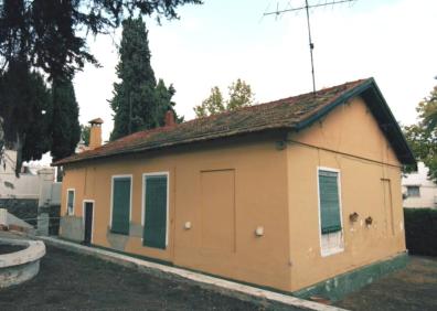 Imagen secundaria 1 - Arriba, presentación ayer en el Albéniz del documental. Abajo, Villa Maya, la casa que sirvió de refugio a centenares de personas en ambos mandas y que fue destruida en febrero pasado. A la derecha, cartel de la película. 