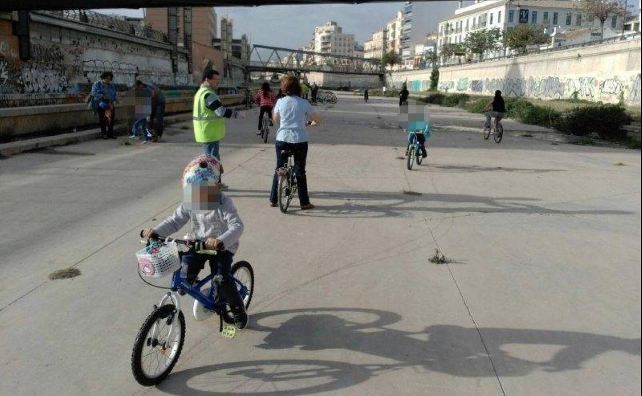 La BiciEscuala enseña a niños y mayores a montar en bicicleta en el río Guadalmedina. 