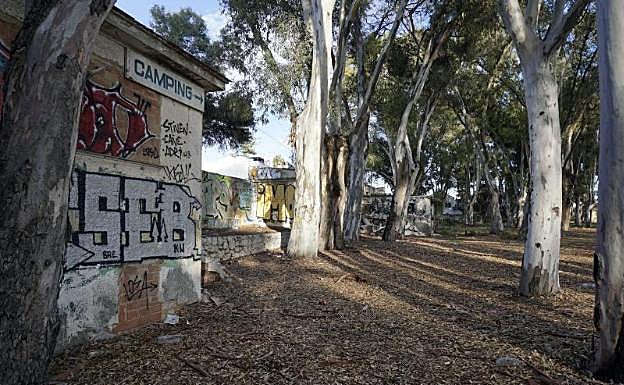 La señal de 'camping' sigue estando presente en los terrenos. 