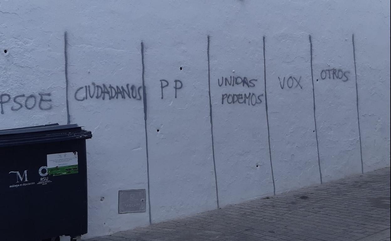 El Ayuntamiento de Almáchar pinta en una pared el espacio en el que los partidos pueden colocar su cartelería electoral 