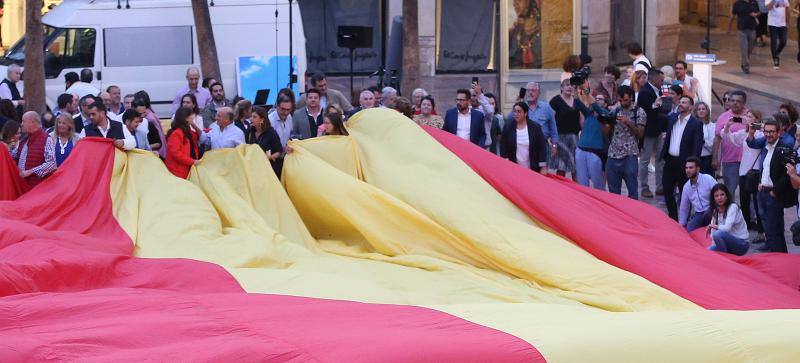 El PP desplegó una gran bandera de España en la plaza de la Constitución