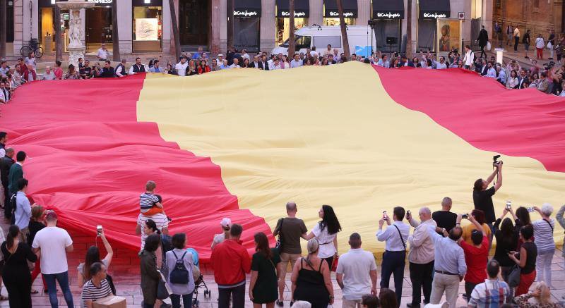 El PP desplegó una gran bandera de España en la plaza de la Constitución