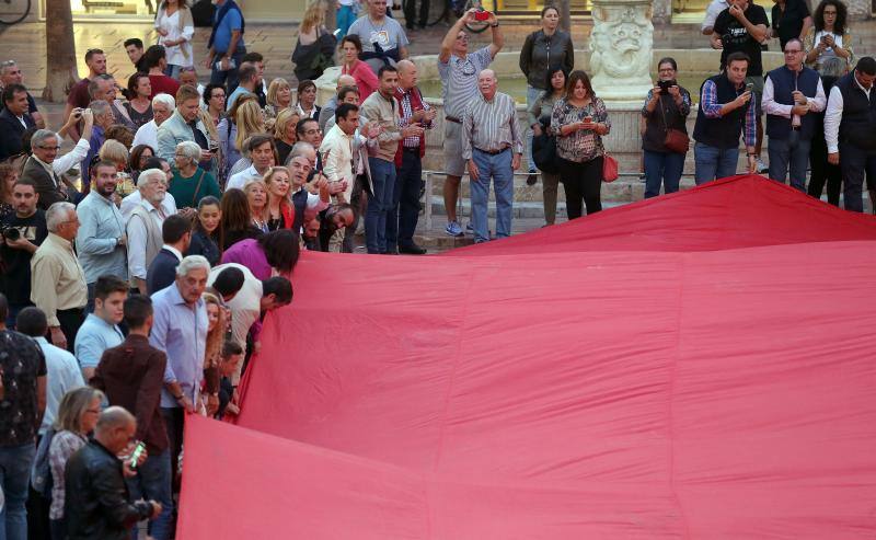 El PP desplegó una gran bandera de España en la plaza de la Constitución