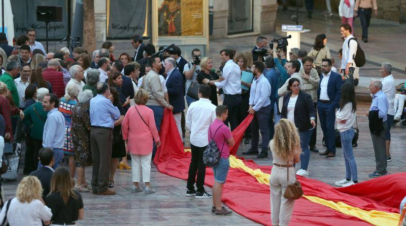 El PP desplegó una gran bandera de España en la plaza de la Constitución