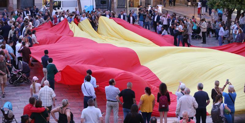 El PP desplegó una gran bandera de España en la plaza de la Constitución