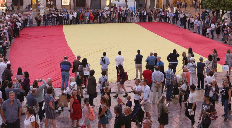 El PP desplegó una gran bandera de España en la plaza de la Constitución