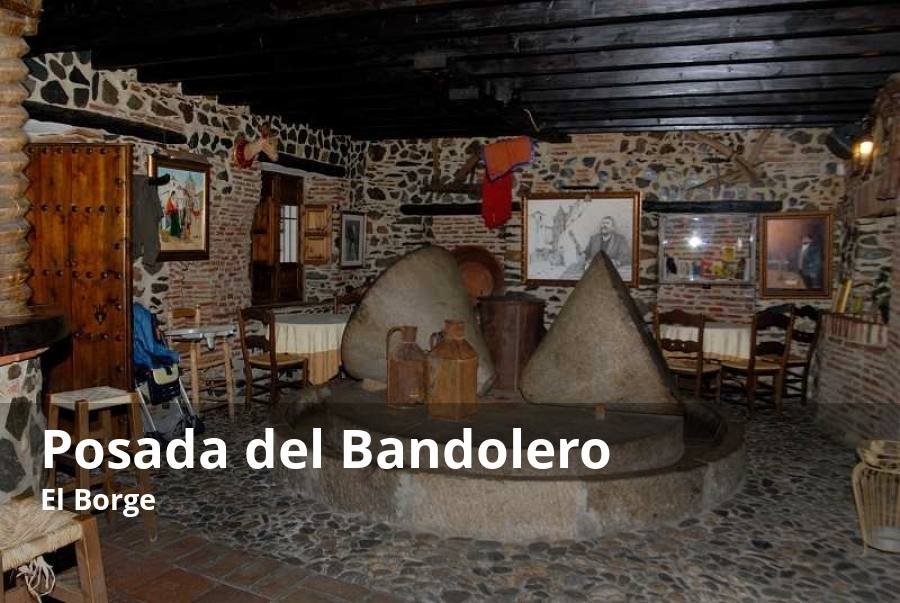 Fue la casa donde nación uno de los bandoleros más famosos de la Axarquía, El Bizco de El Borge, pero hoy es un auténtico hotel museo, donde se pueden encontrar desde un antiguo molino de piedra a otras herramientas y enseres de interés histórico o etnográfico. La decoración rústica, con suelo empedrado y muchos utensilios de interés etnográfico, crean una atmósfera tradicional. Aunque el edificio se encuentra en el casco urbano, en su interior se puede disfrutar de mucha tranquilidad. Un trato personalizado, un restaurante con platos y productos de la comarca y la posibilidad de hacer rutas de senderismo por el entorno son algunas de sus ventajas. El precio de la habitación doble en otoño, salvo puentes y festivos, está en torno a los 45 euros.