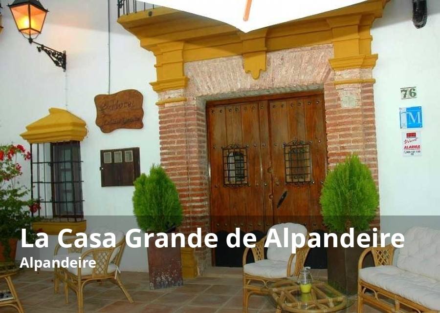 Este hotel rural fue en el siglo XVII una de las viviendas de mayor tamaño de la zona. Hoy, convenientemente reformada, es un alojamiento con encanto que todavía deja ver en muchos de sus rincones la estructura original del edificio. El establecimiento cuenta con once habitaciones. Todas están decoradas con estilo rústico y están equipadas con aire acondicionado, calefacción y televisión. Además, su ubicación es idónea tanto para ser el 'campamento base' de excursiones por el Bosque de Cobre como para hacer la ruta turística de Fray Leopoldo o incluso el sendero del mismo nombre que lleva hasta Jimera de Líbar. En el municipio, se pueden encontrar muchos hitos relacionados con este famoso beato, nacido allí y muy venerado en Andalucía. Entre esas visitas obligadas está su propia casa natal. Alpandeire también cuenta con otros atractivos como su sorprendente iglesia de San Antonio de Padua, conocida por sus dimensiones como la 'catedral de la Serranía'. El precio en temporada por habitación y noche está en torno los 60 euros.