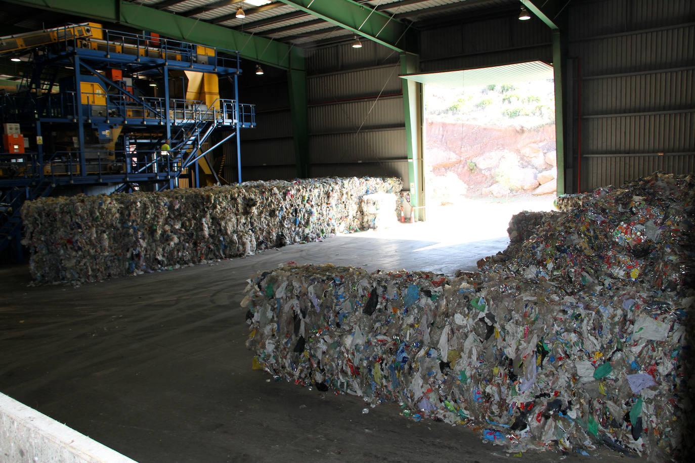 La planta de tratamiento de Málaga separa cada día 35 toneladas de envases para su reciclaje. La mayor parte del proceso es automática y permite clasificar siete tipos de materiales de entre los 10 kilos que cada ciudadano deposita al año en el contenedor amarillo