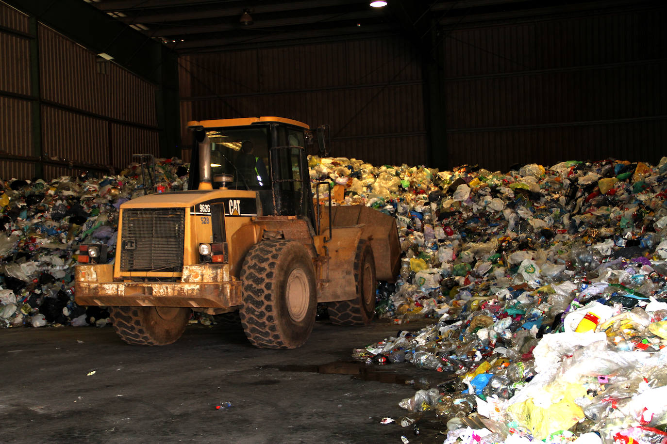 La planta de tratamiento de Málaga separa cada día 35 toneladas de envases para su reciclaje. La mayor parte del proceso es automática y permite clasificar siete tipos de materiales de entre los 10 kilos que cada ciudadano deposita al año en el contenedor amarillo