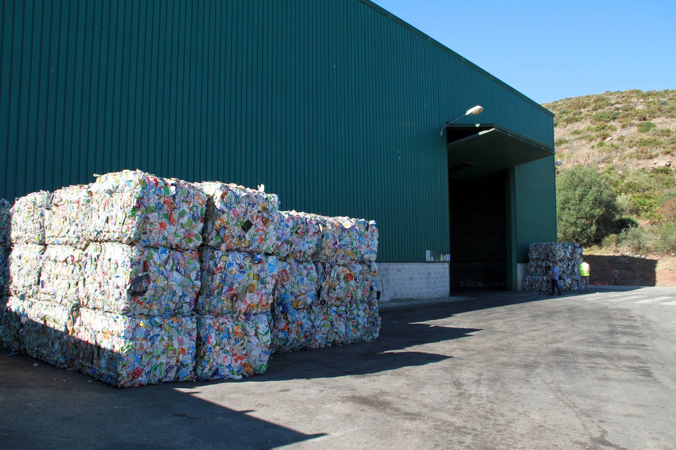 La planta de tratamiento de Málaga separa cada día 35 toneladas de envases para su reciclaje. La mayor parte del proceso es automática y permite clasificar siete tipos de materiales de entre los 10 kilos que cada ciudadano deposita al año en el contenedor amarillo