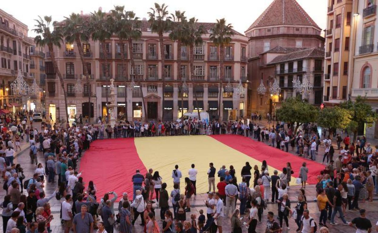 El PP desplegó una gran bandera de España en la plaza de la Constitución. 