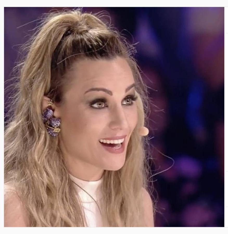 La cantante Edurne, con pendientes de su firma.