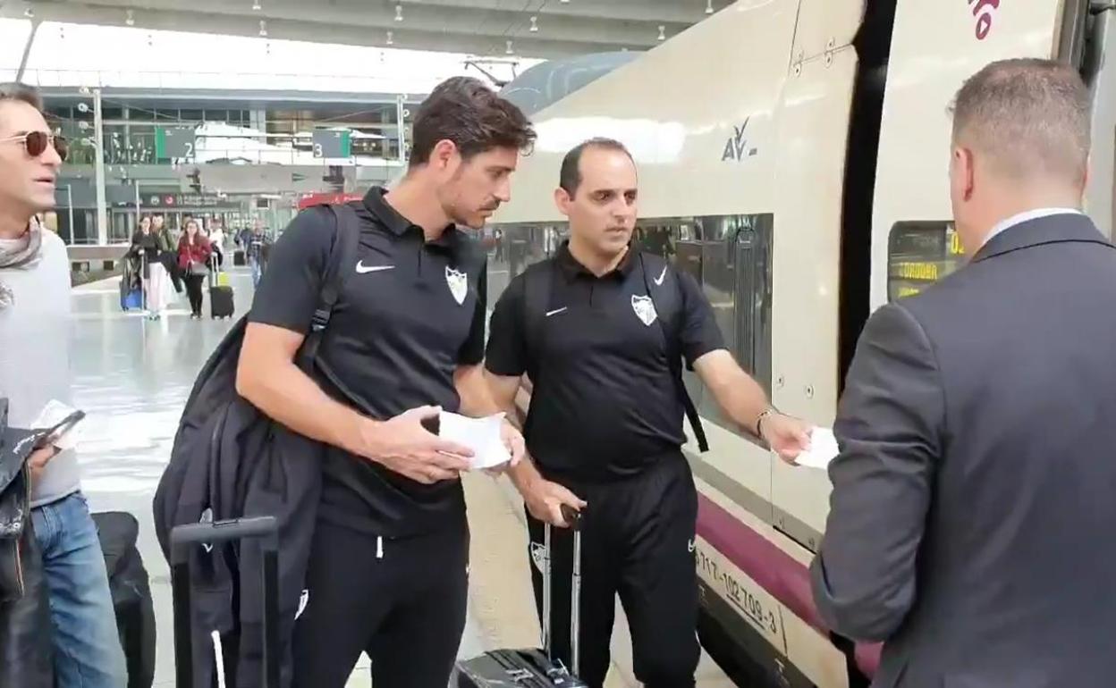 Shaheen junto a Víctor, este jueves en la estación de tren María Zambrano para viajar junto al equipo en el AVE.