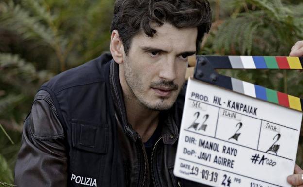 Imagen principal - Yon González y el resto del reparto de 'Campanadas a muerto' en el rodaje.