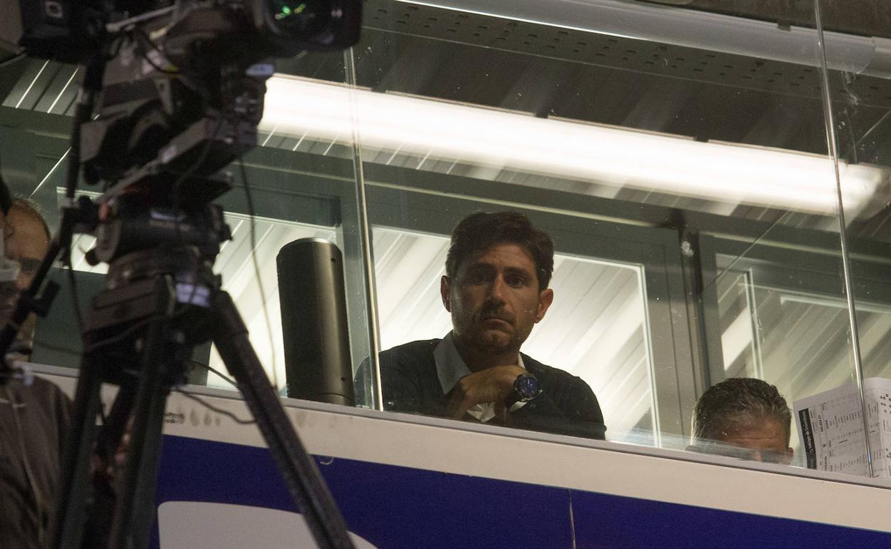 Víctor no pudo seguir el partido desde el banquillo por estar sancionado. 