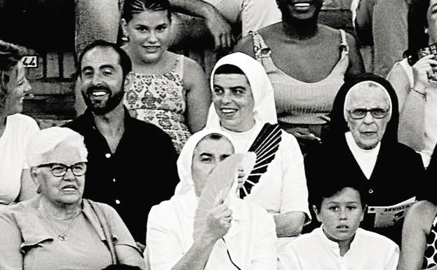 Hábitos en el tendido. La Madre Elisa y algunas monjas de la congregación durante una novillada en la Maestranza de Sevilla.