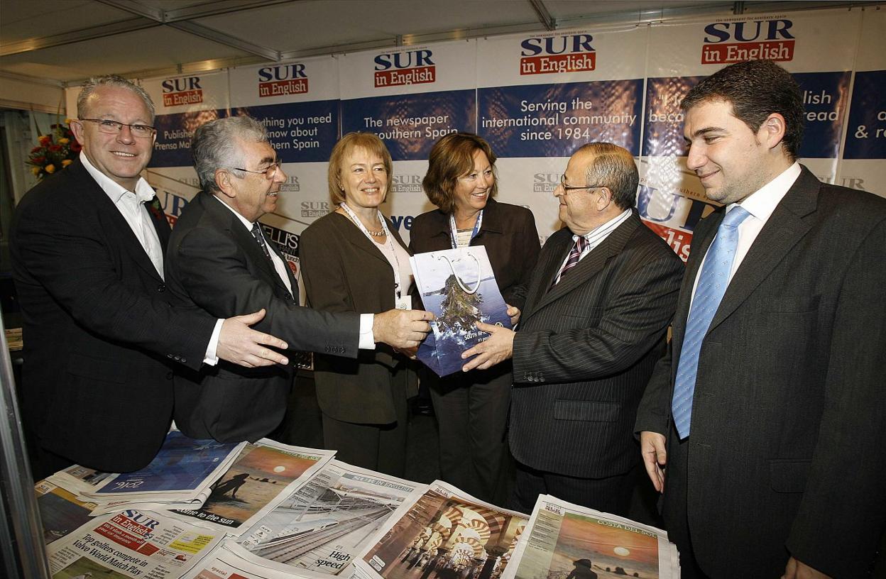 Rafael Polo y Fernando Puche entregan un regalo con motivo del XXV aniversario de SUR In English
a Liz Parry y Eve Browne en la WTM,  ante el entonces concejal Elías Bendodo en 2009.