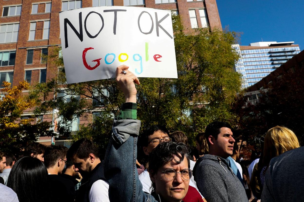 Un trabajador, con un cartel de protesta frente a una oficina de Google en Nueva York. :: REUTERS