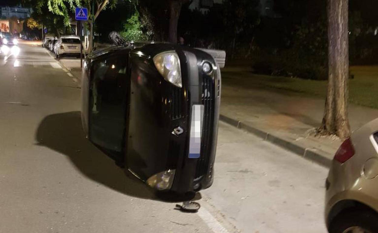 Un grupo de encapuchados volcó el vehículo de la imagen. 