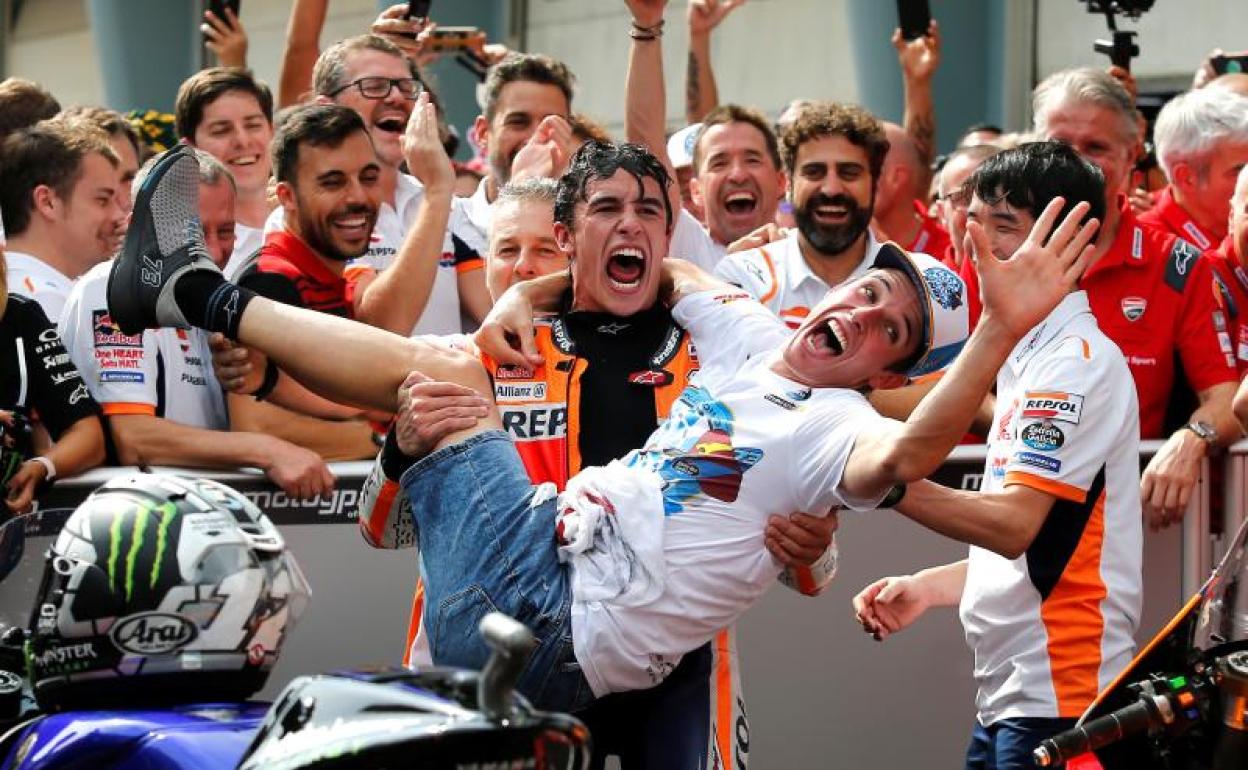 Marc Márquez sujeta en brazos a su hermano Álex, tras la consecución por parte de este último del título de Moto2. 