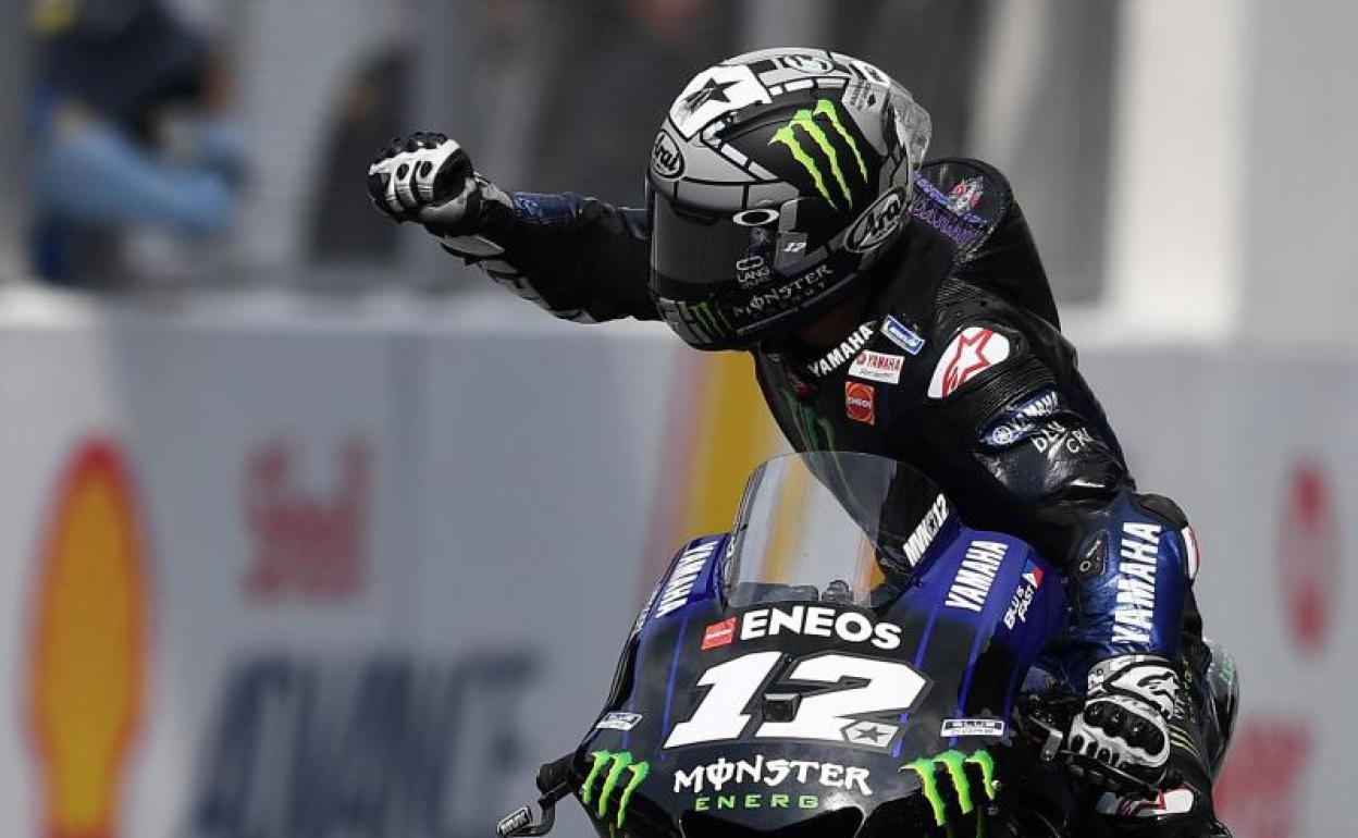 Maverick Viñales celebra su victoria en Malasia. 