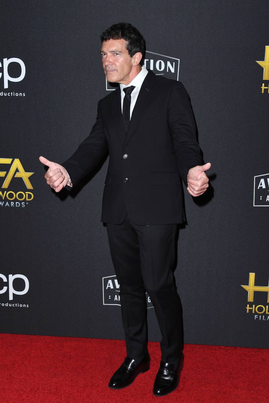 El malagueño recibió el galardón de manos de la actriz Dakota Johnson, hija de su exmujer Melanie Griffith