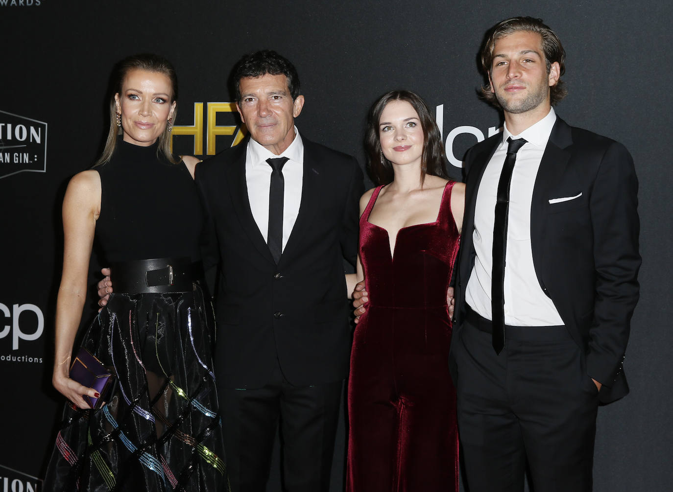 El malagueño recibió el galardón de manos de la actriz Dakota Johnson, hija de su exmujer Melanie Griffith