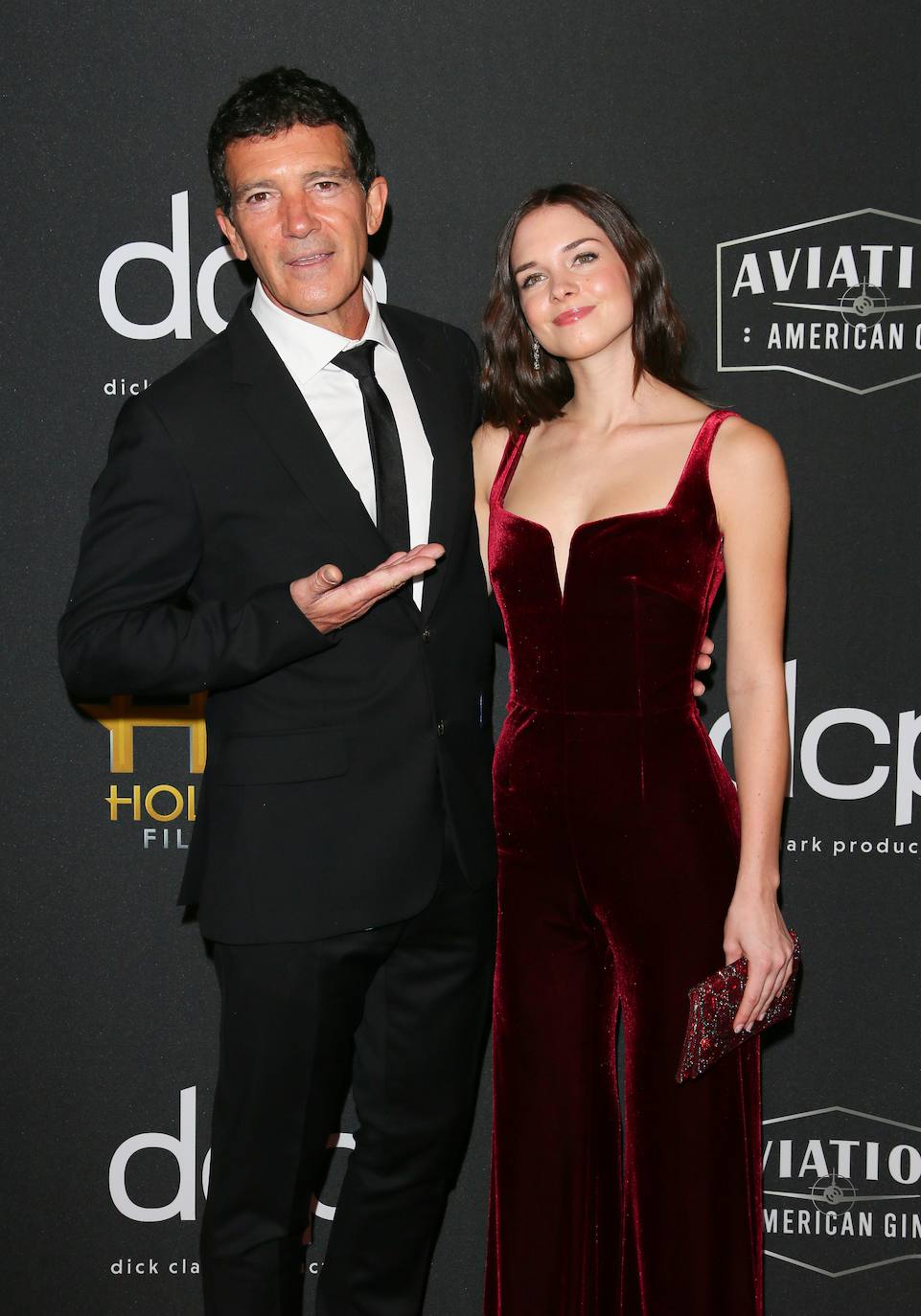 El malagueño recibió el galardón de manos de la actriz Dakota Johnson, hija de su exmujer Melanie Griffith