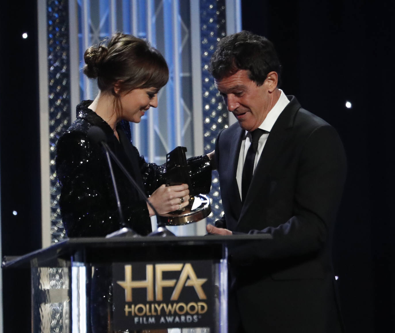 El malagueño recibió el galardón de manos de la actriz Dakota Johnson, hija de su exmujer Melanie Griffith