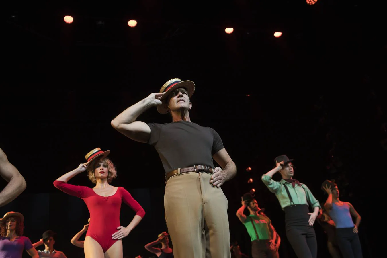 La cuenta atrás para 'A Chorus Line' ha empezado. El Teatro del Soho Caixabank lanza las primeras imágenes oficiales del musical que inaugura el escenario de Antonio Banderas el 15 de noviembre. El actor malagueño aparece caracterizado como 'Zach', el famoso y exigente coreógrafo que elige en una audición a los bailarines que formarán parte de la línea del coro, rodeado de la veintena de artistas que componen el elenco